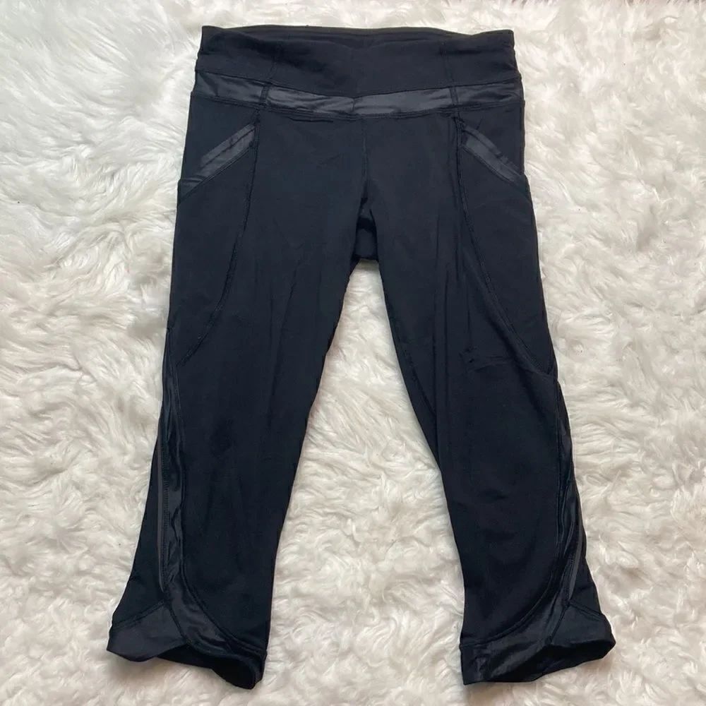 Lululemon Black Cropped Pant Capri Legging Side Paneling Detail Back Zipper